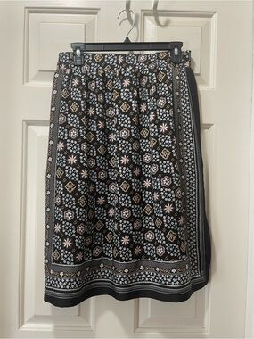 Women’s Ann Taylor Black and White Floral Print Flowy Midi Skirt size LP